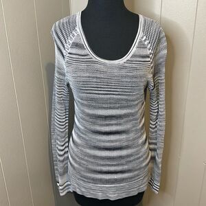 Rag & Bone gray/blue marled lightweight open knit scoops neck sweater. Small